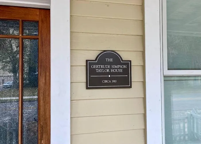 Holiday home Beautiful Historic Downtown Charmer Hot Tub Bbq